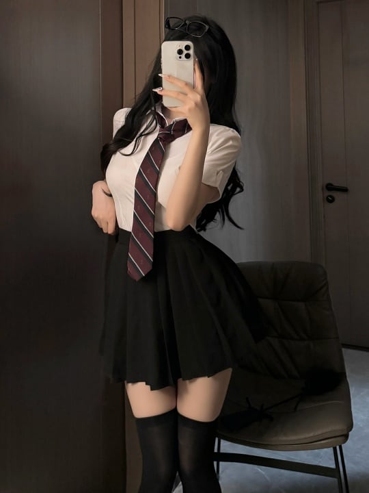 Lilymoonのレザーベルト制服コスプレの画像4