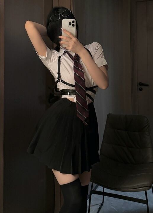 Lilymoonのレザーベルト制服コスプレの画像3