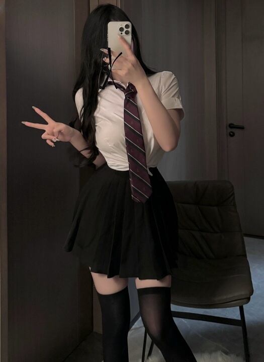 Lilymoonのレザーベルト制服コスプレの画像2